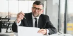 Corretor aprendendo sobre a emissão de nota fiscal para imobiliárias.
