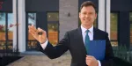 Corretor de imóveis realizando a DRE para a sua imobiliária.