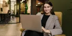 Corretora de imóveis preenchendo modelo de contrato de aluguel comercial.