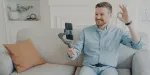Corretor imobiliário se preparando para fazer uma live para vender imóveis.